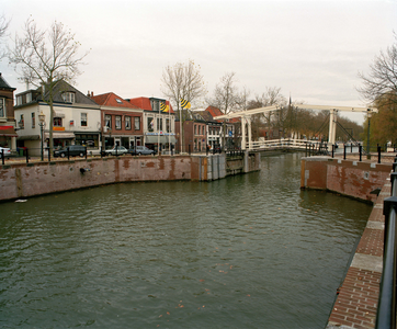 843071 Gezicht op de gerestaureerde ophaalbrug bij de Tramstraat, over de gerestaureerde Oude Sluis te Vreeswijk ...